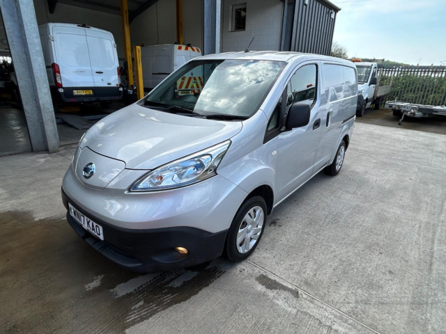 NISSAN E-NV200