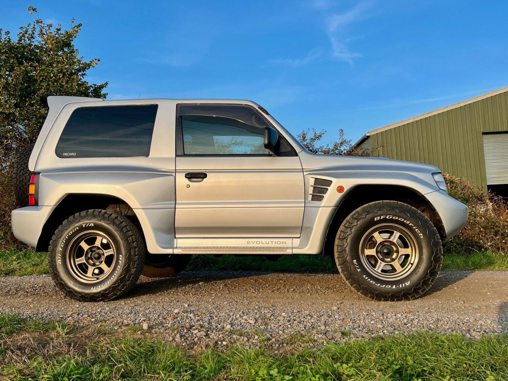 MITSUBISHI PAJERO