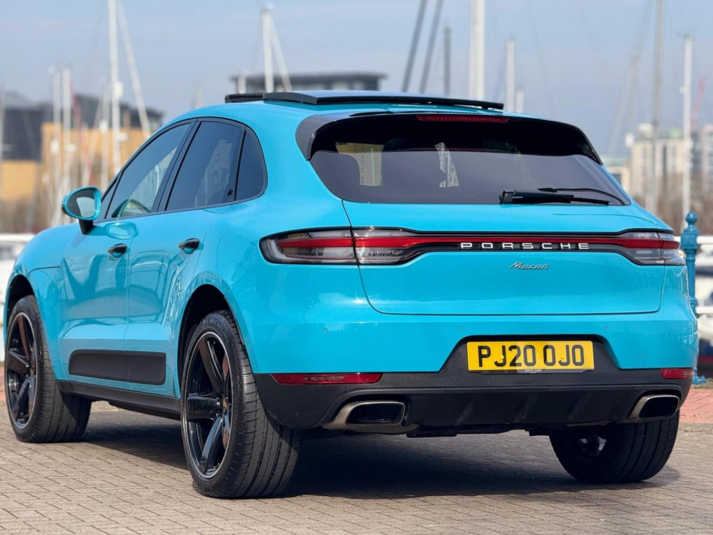 PORSCHE MACAN