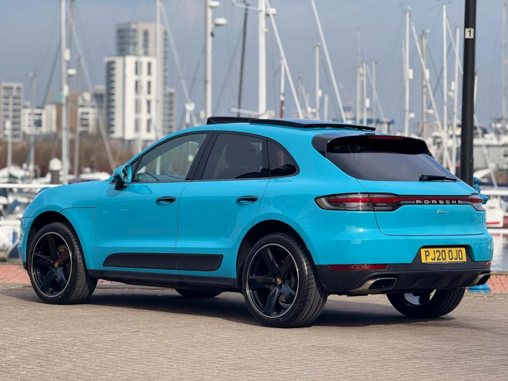 PORSCHE MACAN