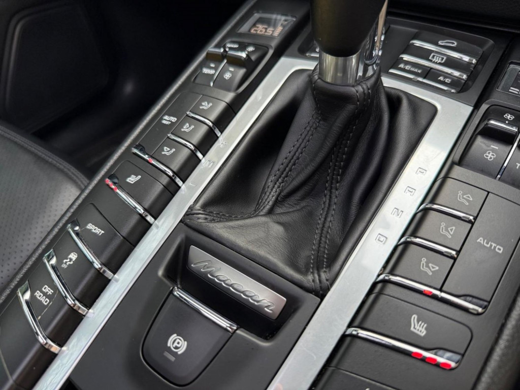 PORSCHE MACAN