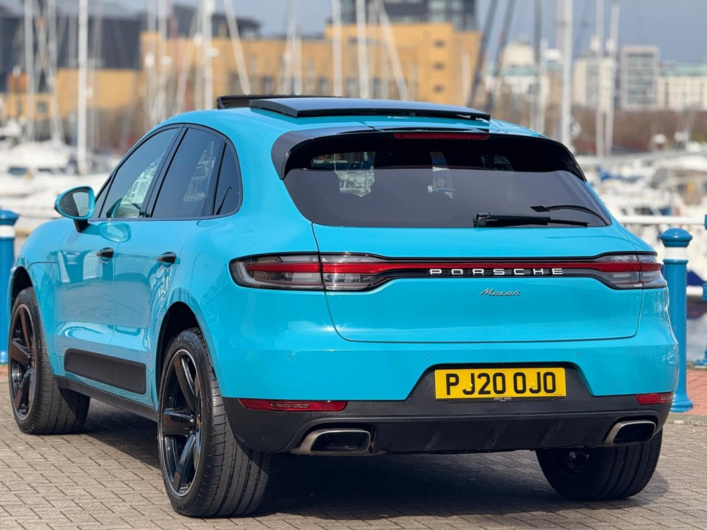 PORSCHE MACAN