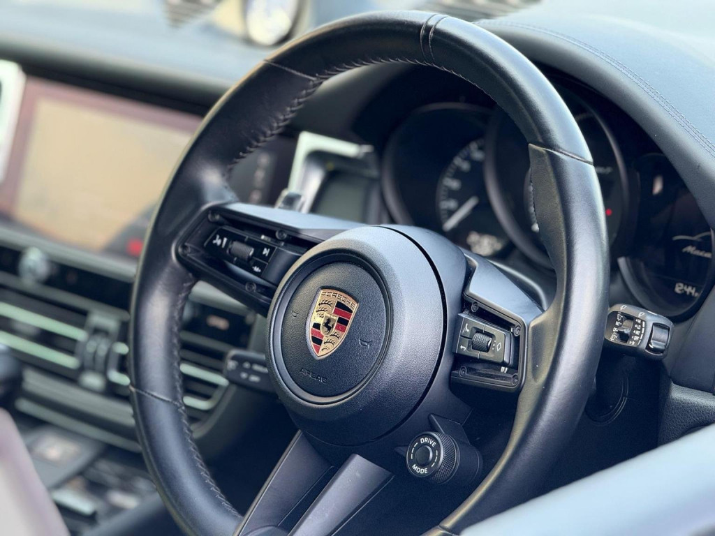 PORSCHE MACAN