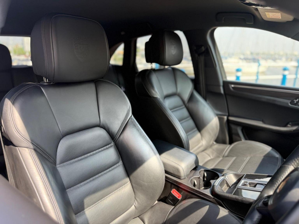 PORSCHE MACAN