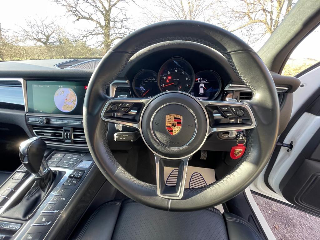 PORSCHE MACAN