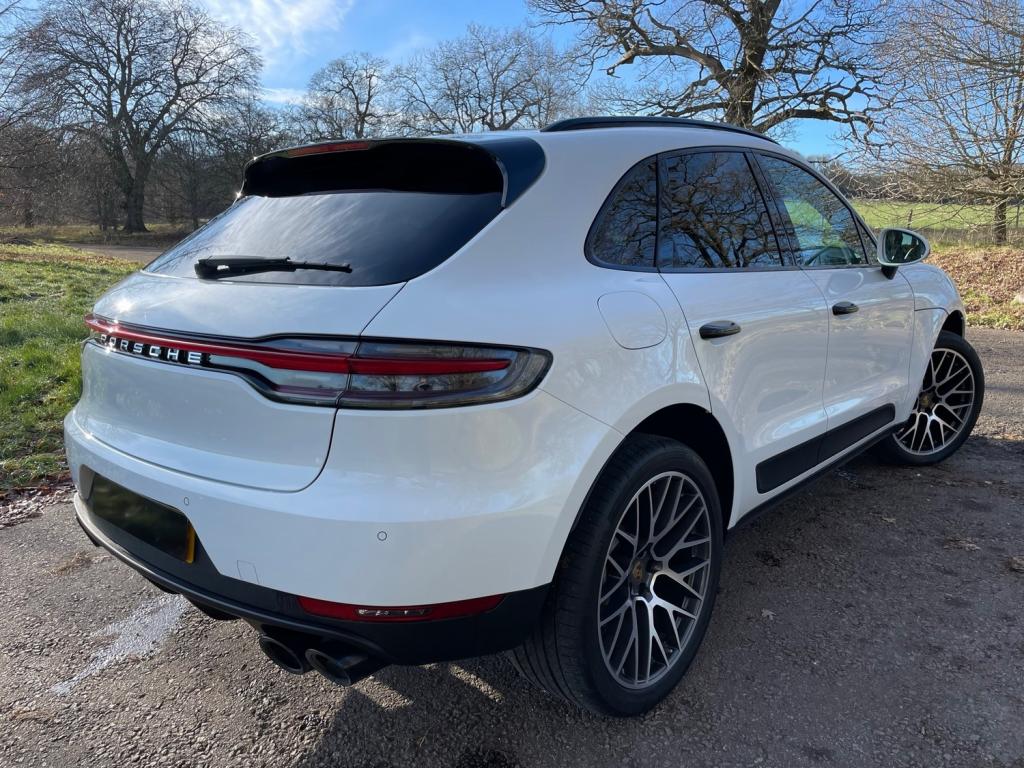 PORSCHE MACAN