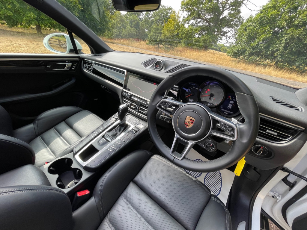 PORSCHE MACAN