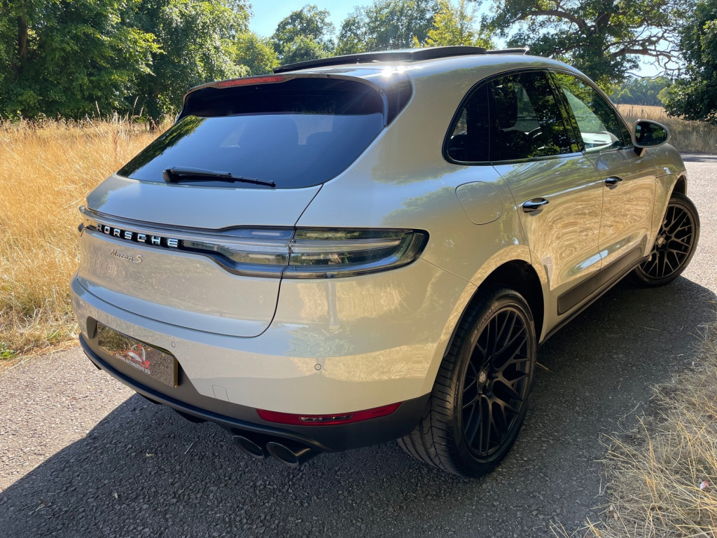 PORSCHE MACAN