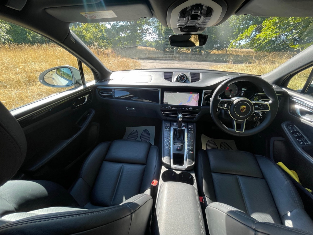 PORSCHE MACAN