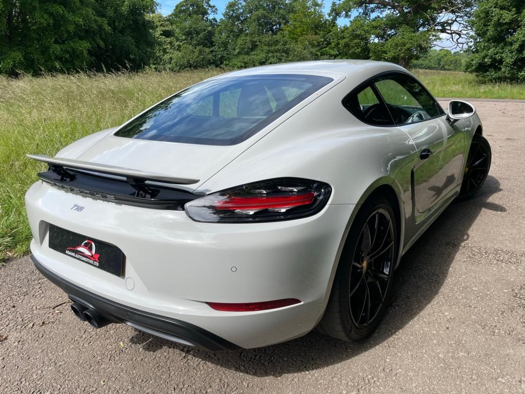 View PORSCHE 718 CAYMAN PDK