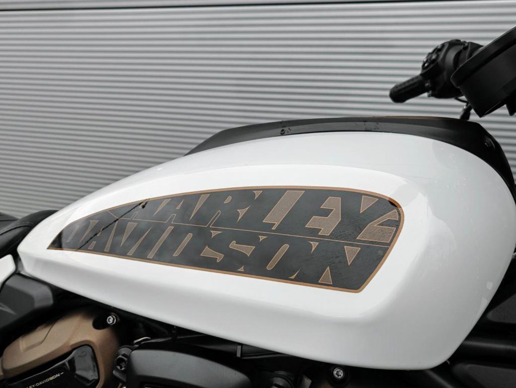 HARLEY-DAVIDSON Sportster