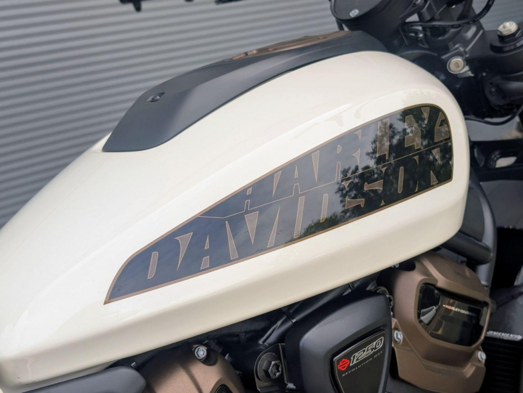 HARLEY-DAVIDSON Sportster