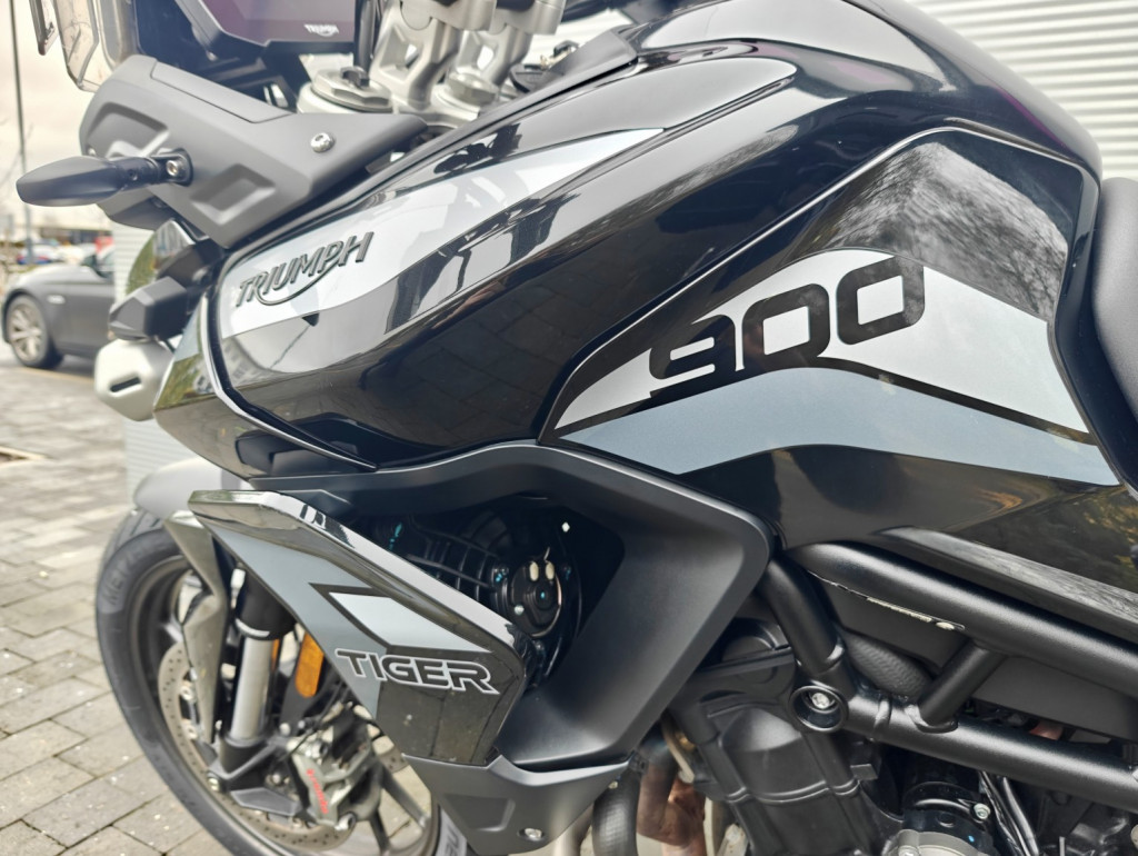 TRIUMPH TIGER 900