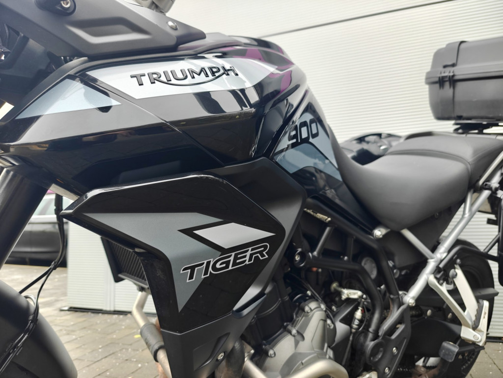 TRIUMPH TIGER 900