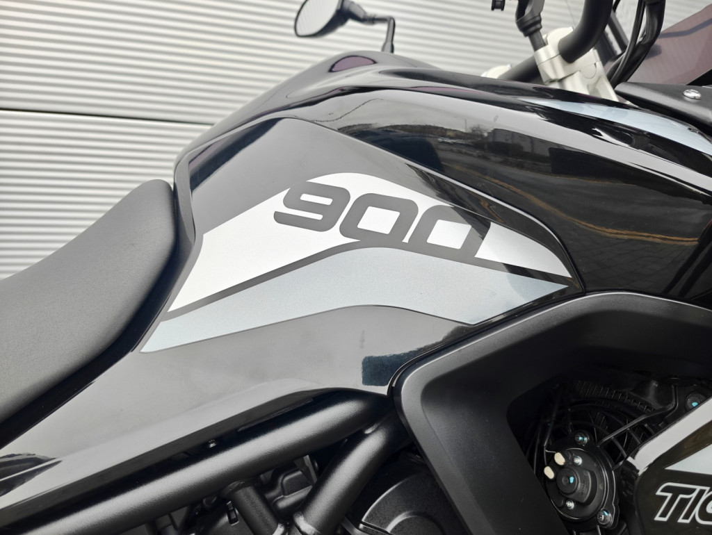 TRIUMPH TIGER 900