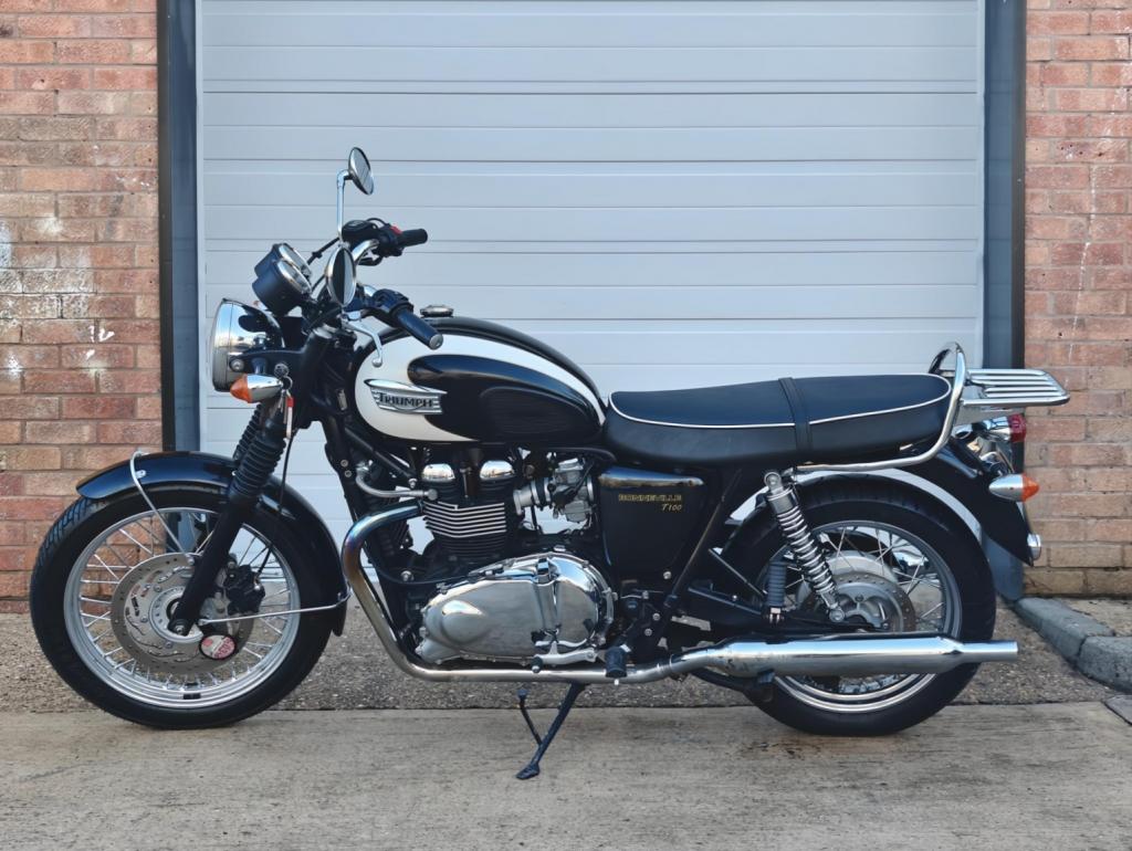 TRIUMPH BONNEVILLE T100