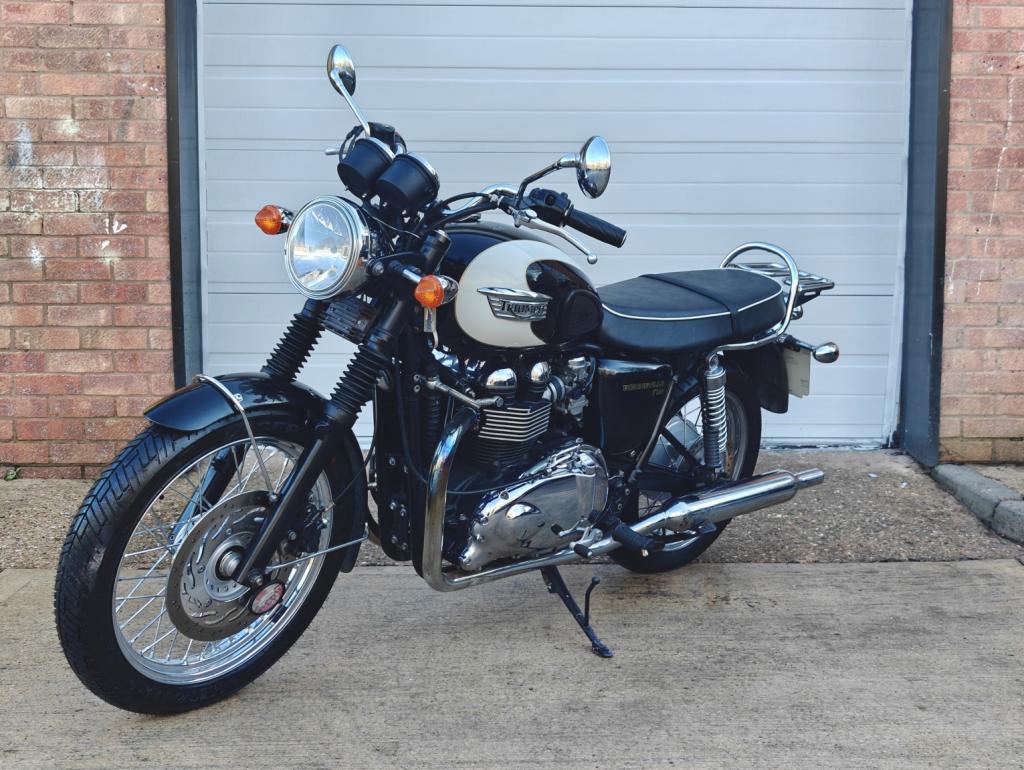 TRIUMPH BONNEVILLE T100