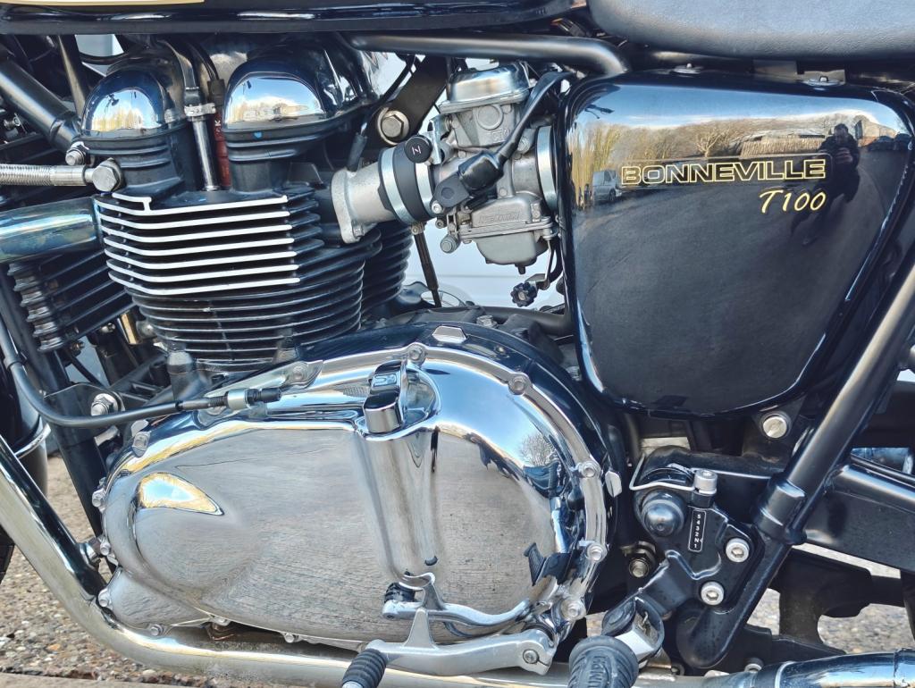 TRIUMPH BONNEVILLE T100