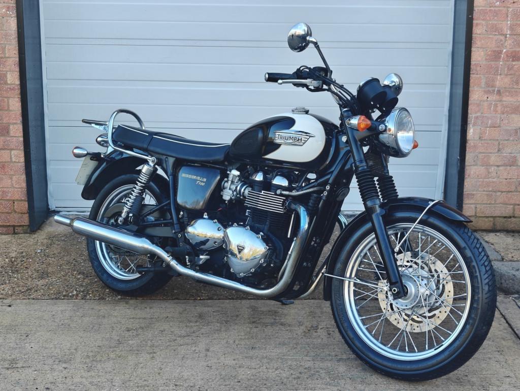 TRIUMPH BONNEVILLE T100