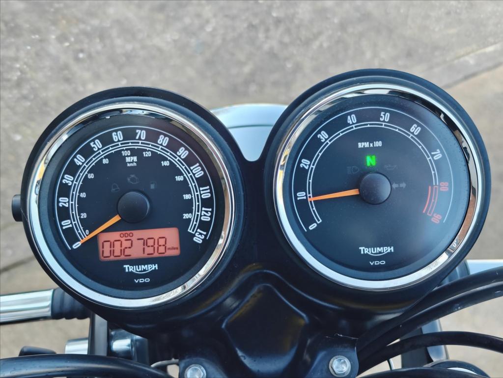 TRIUMPH BONNEVILLE T100