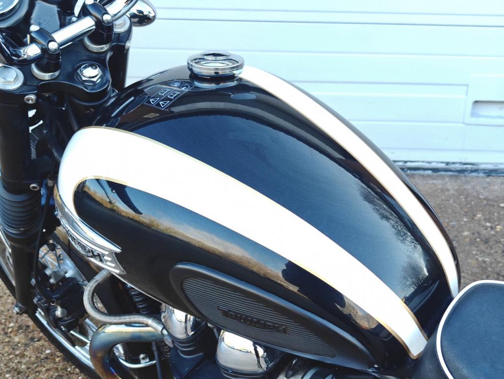 TRIUMPH BONNEVILLE T100