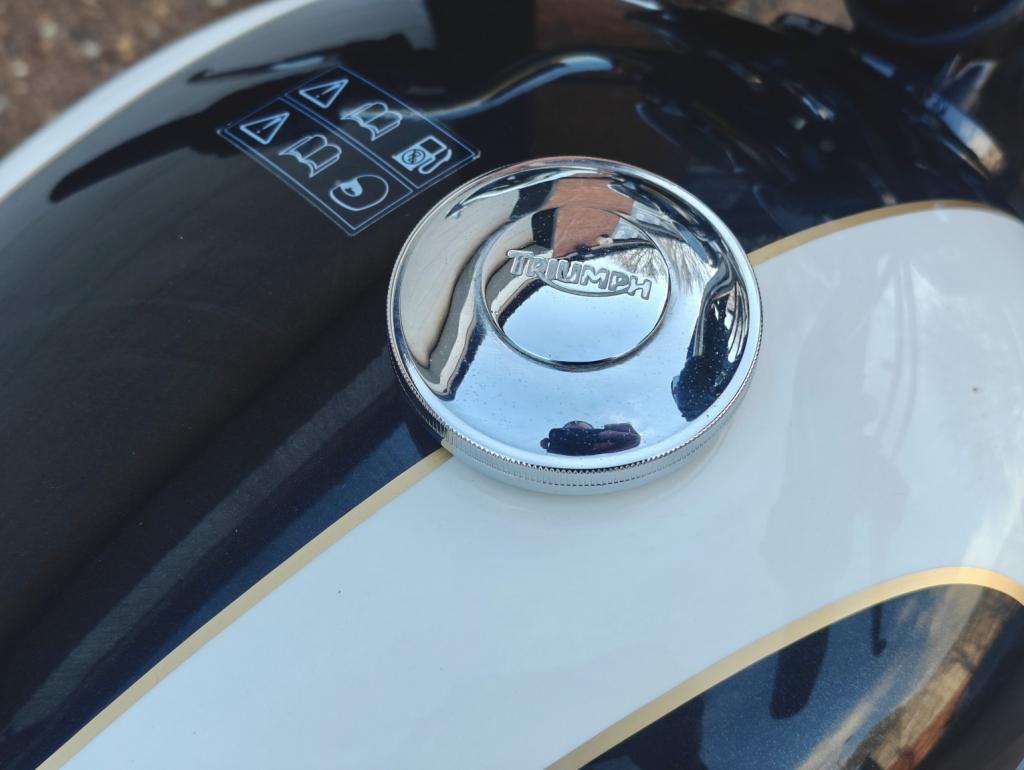 TRIUMPH BONNEVILLE T100