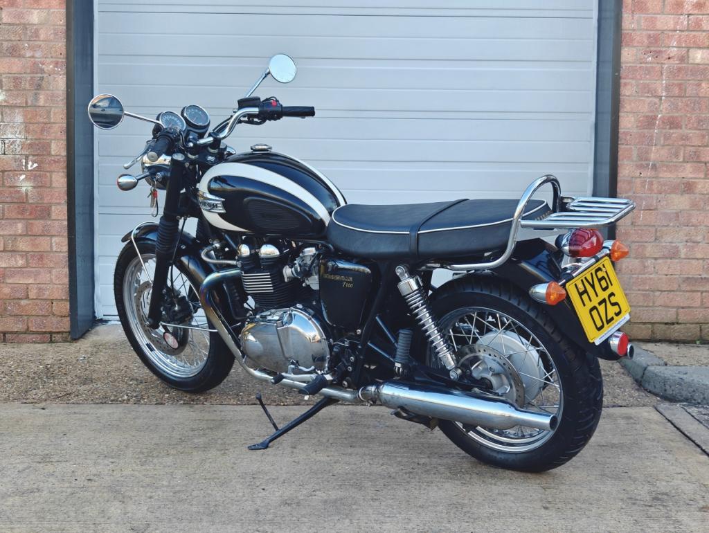 TRIUMPH BONNEVILLE T100