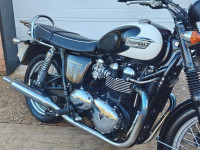 TRIUMPH BONNEVILLE T100